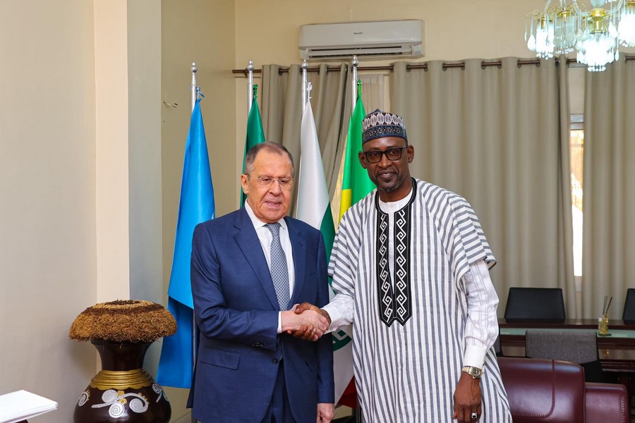 On the occasion of the first official visit to Mali, Tuesday, February 07, 2023, the Russian Minister of Foreign Affairs, Sergei Lavrov and the Malian Minister of Foreign Affairs, Abdoulaye Diop immortalizing the Russo-Malian friendship through a handshake