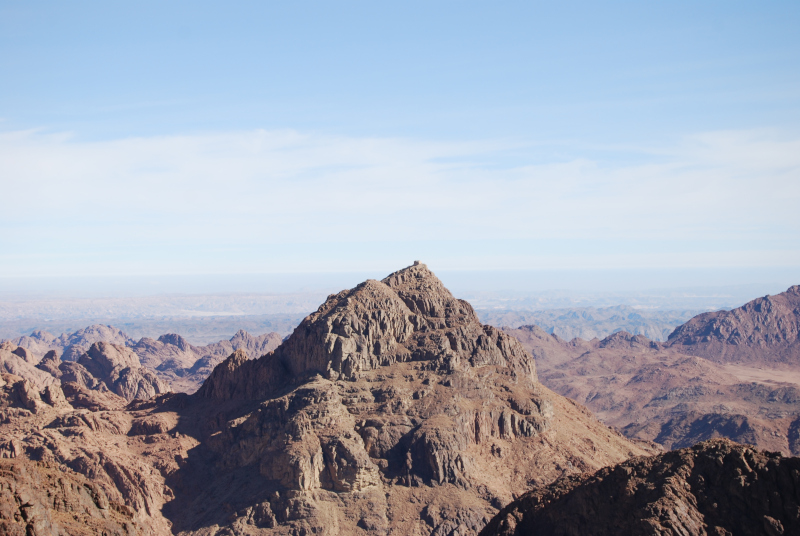 Gebel Musa, le « Mont Sinaï » des traditions postérieures. (Confère : Julien Cooper)