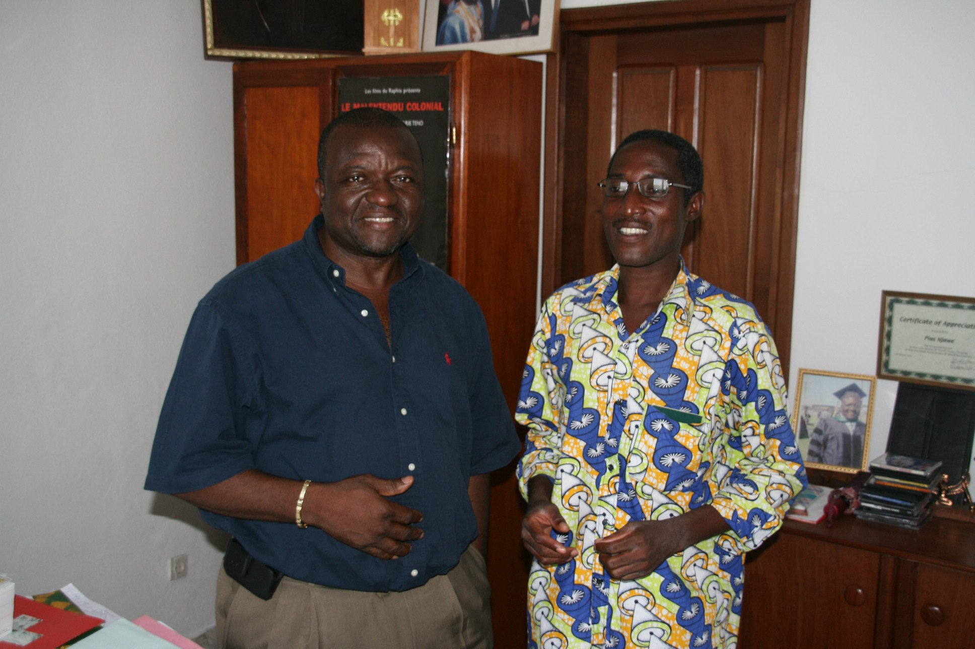 Marcus Boni Teiga avec Feu Pius Njawe, le Fondateur du journal Le Messager au Cameroun, dans son bureau à Douala en 2007